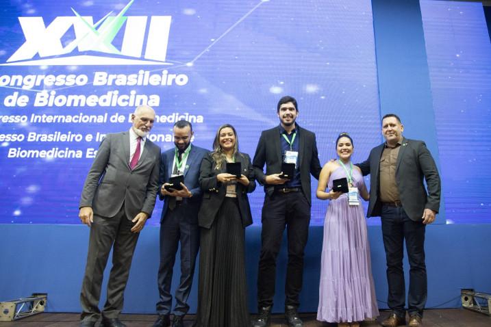 Durante o XVII CBBM, o CFBM e seus respectivos regionais prestaram homenagem para as categorias de melhores biomédicos do ano. Crédito da foto: Cristina Dourado.
