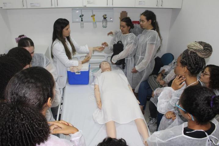 Enfermagem – Estudantes do Colégio Vitória-Régia participam do programa Bahiana por um dia.