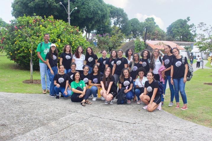Estudantes do Colégio Vitória-Régia participam do programa Bahiana por um dia.