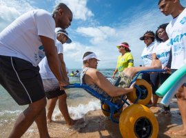 ParaPraia inicia atividades de banho de mar assistido para pessoas com deficiência e mobilidade reduzida