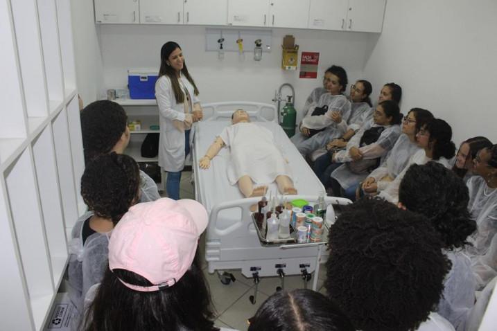 Enfermagem – Estudantes do Colégio Vitória-Régia participam do programa Bahiana por um dia.