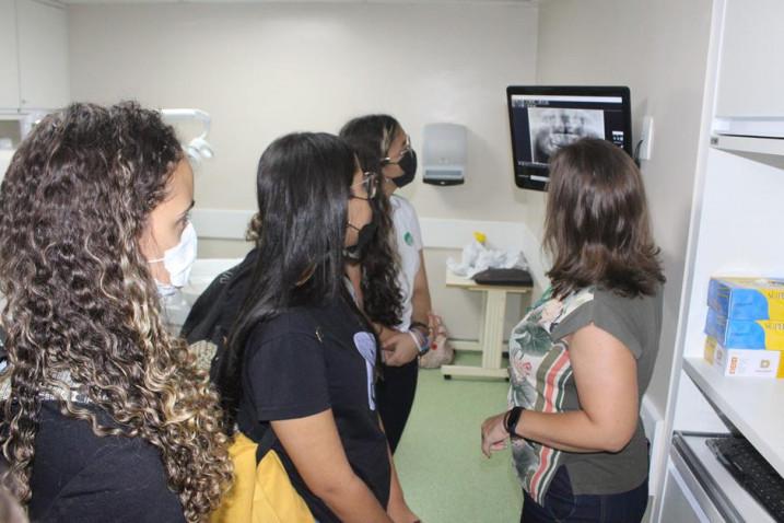 Odontologia – Estudantes do Colégio Vitória-Régia participam do programa Bahiana por um dia.